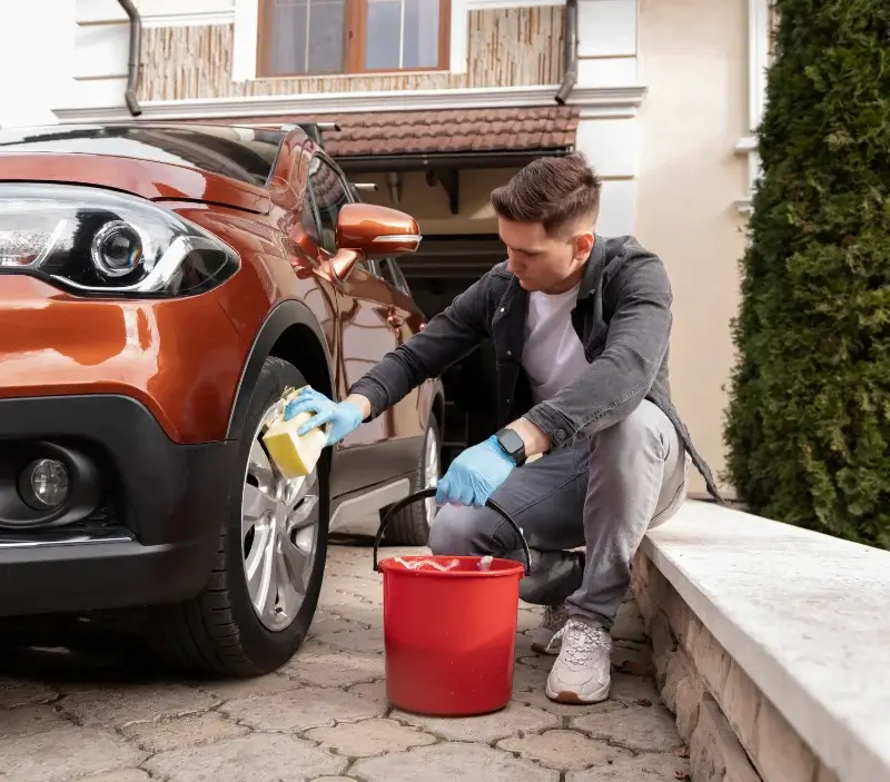 Lavage auto à domicile Richarville : professionnel intervenant sur un véhicule